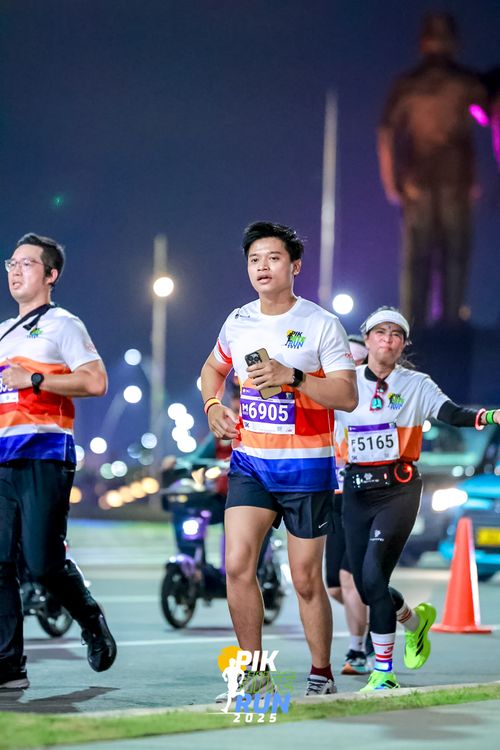 Race photo from PIK NITE RUN 2025