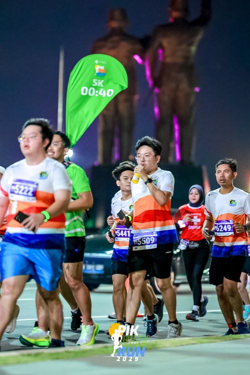 Race photo from PIK NITE RUN 2025
