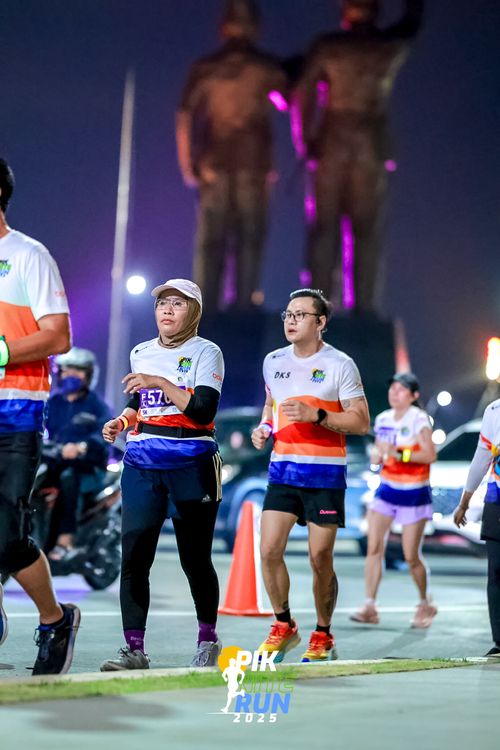 Race photo from PIK NITE RUN 2025