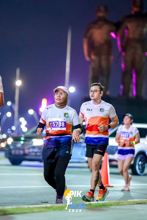 Race photo from PIK NITE RUN 2025
