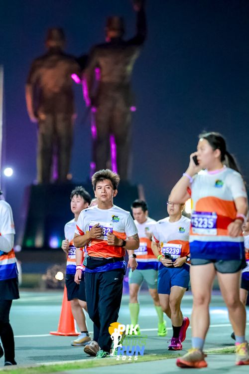 Race photo from PIK NITE RUN 2025