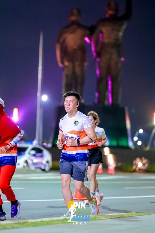 Race photo from PIK NITE RUN 2025