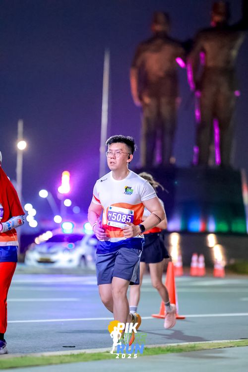 Race photo from PIK NITE RUN 2025