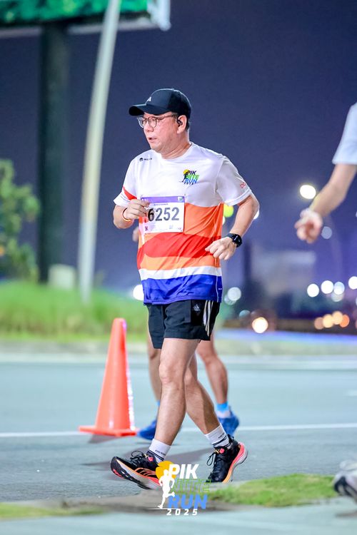 Race photo from PIK NITE RUN 2025