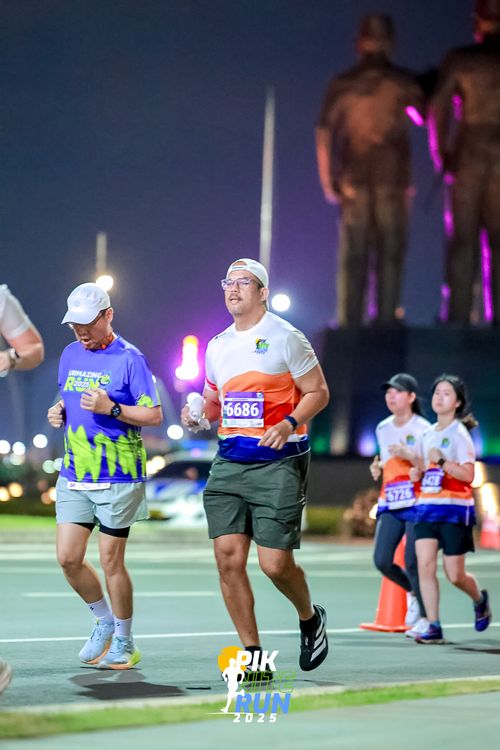 Race photo from PIK NITE RUN 2025