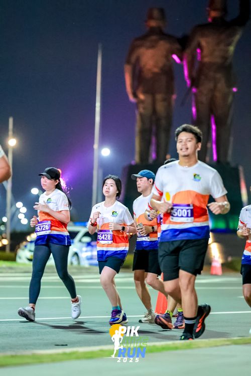 Race photo from PIK NITE RUN 2025