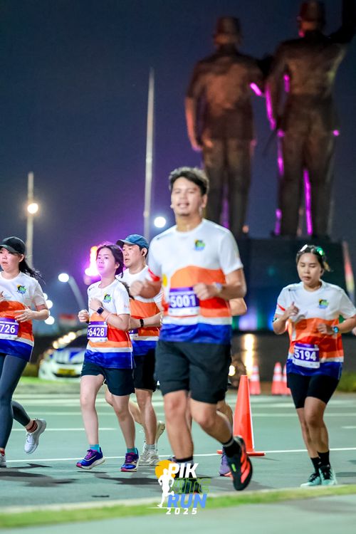 Race photo from PIK NITE RUN 2025