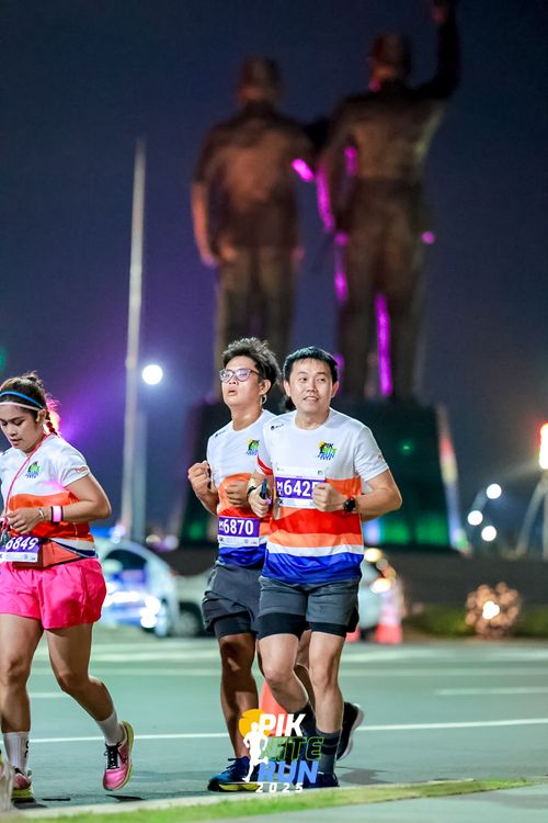 Race photo from PIK NITE RUN 2025
