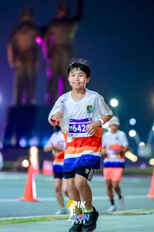 Race photo from PIK NITE RUN 2025