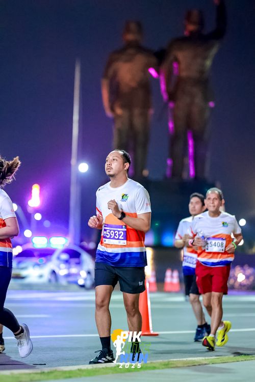 Race photo from PIK NITE RUN 2025