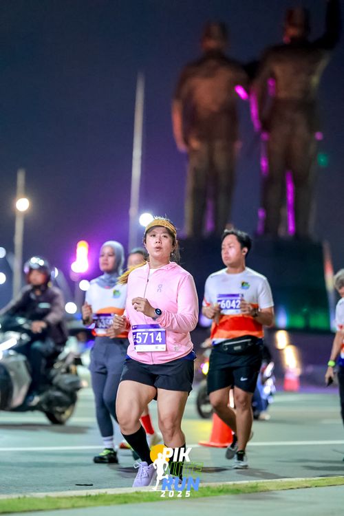 Race photo from PIK NITE RUN 2025