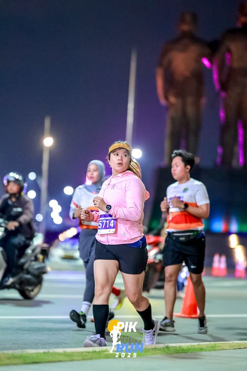 Race photo from PIK NITE RUN 2025