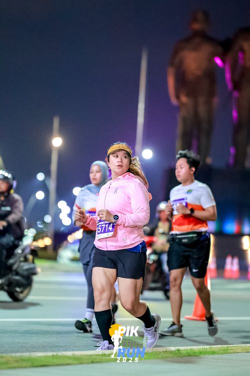 Race photo from PIK NITE RUN 2025