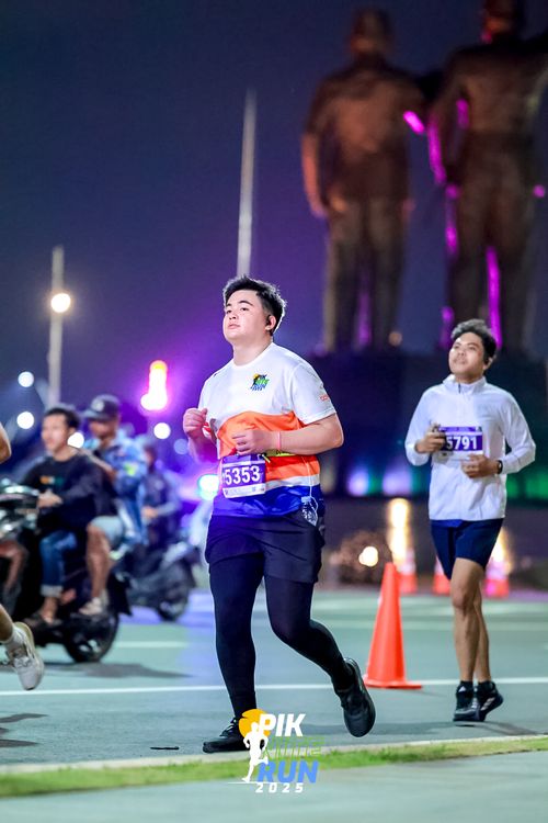 Race photo from PIK NITE RUN 2025
