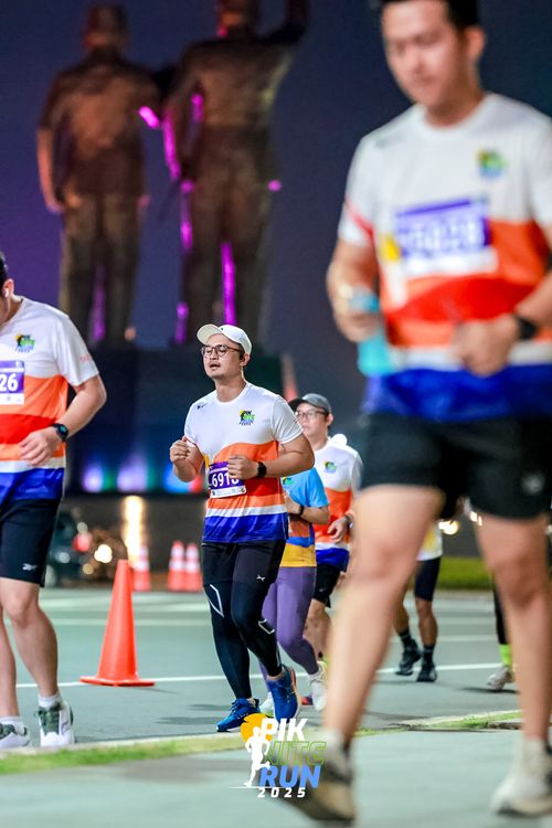 Race photo from PIK NITE RUN 2025