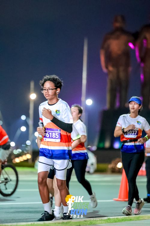 Race photo from PIK NITE RUN 2025