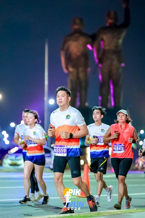 Race photo from PIK NITE RUN 2025