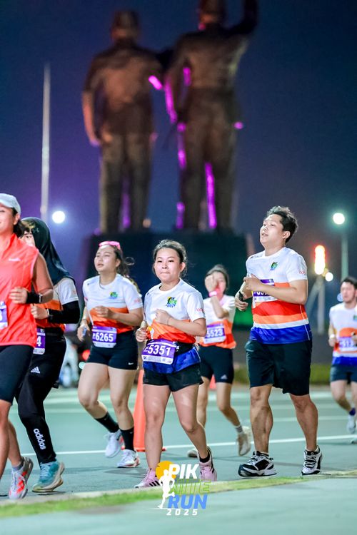 Race photo from PIK NITE RUN 2025