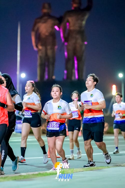 Race photo from PIK NITE RUN 2025