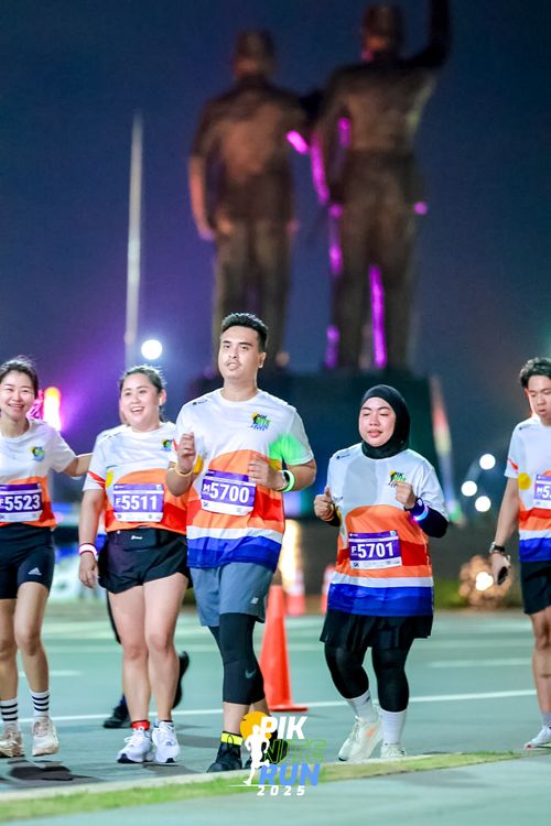 Race photo from PIK NITE RUN 2025