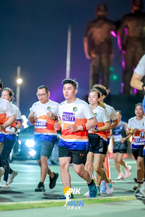 Race photo from PIK NITE RUN 2025
