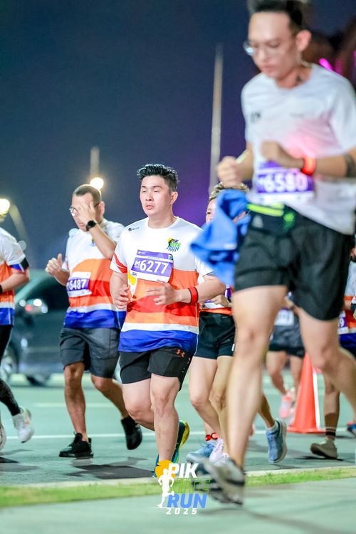 Race photo from PIK NITE RUN 2025