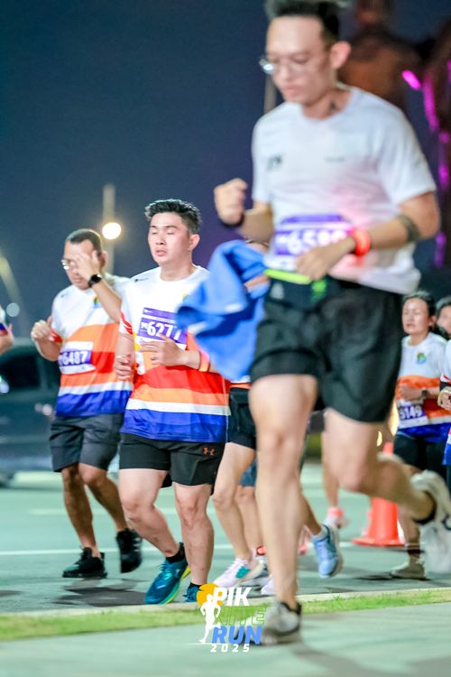 Race photo from PIK NITE RUN 2025