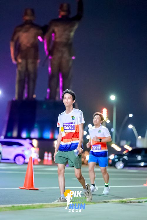 Race photo from PIK NITE RUN 2025