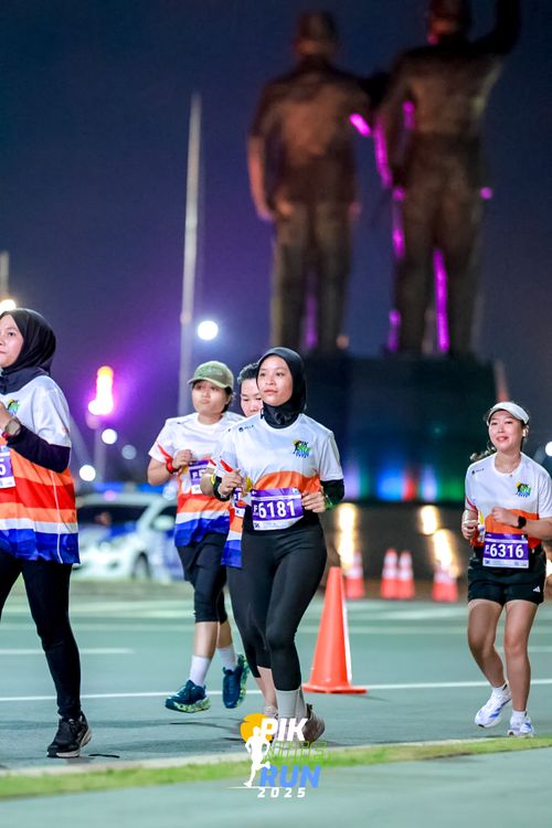 Race photo from PIK NITE RUN 2025