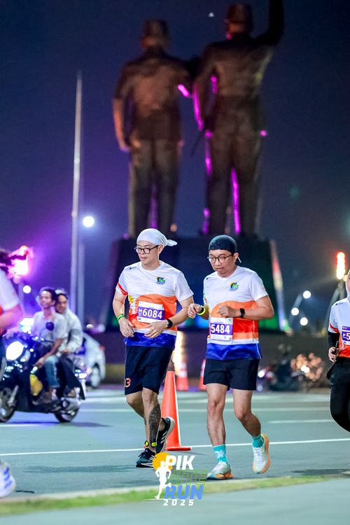 Race photo from PIK NITE RUN 2025