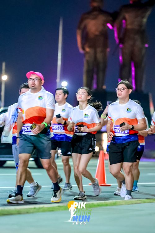 Race photo from PIK NITE RUN 2025