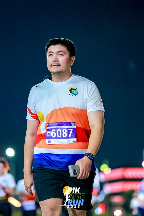 Race photo from PIK NITE RUN 2025