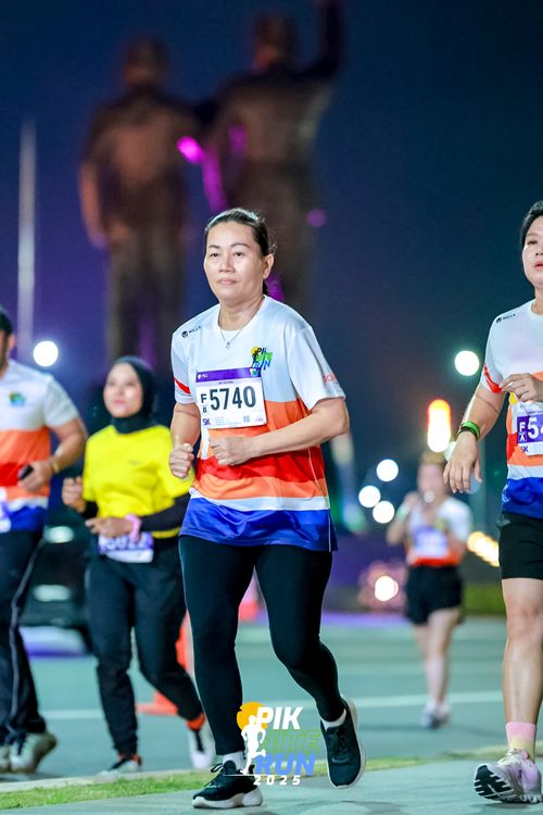 Race photo from PIK NITE RUN 2025