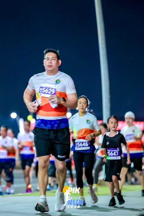 Race photo from PIK NITE RUN 2025