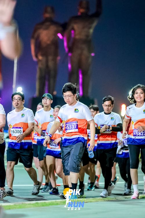 Race photo from PIK NITE RUN 2025
