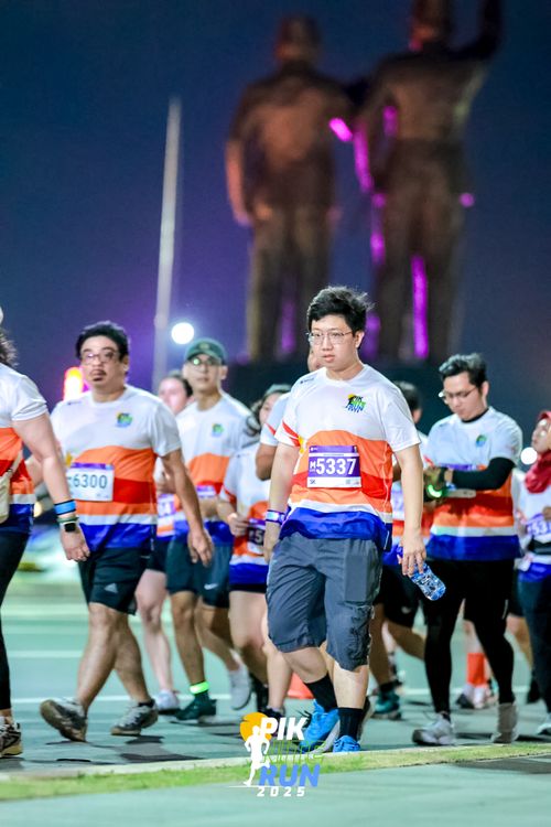 Race photo from PIK NITE RUN 2025
