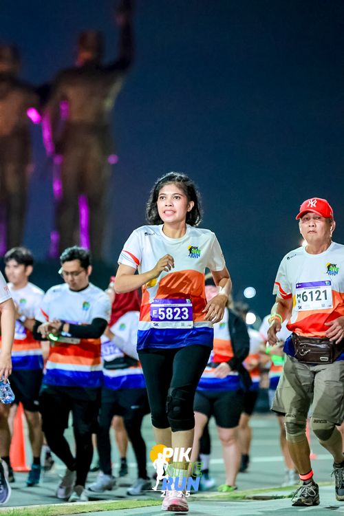 Race photo from PIK NITE RUN 2025