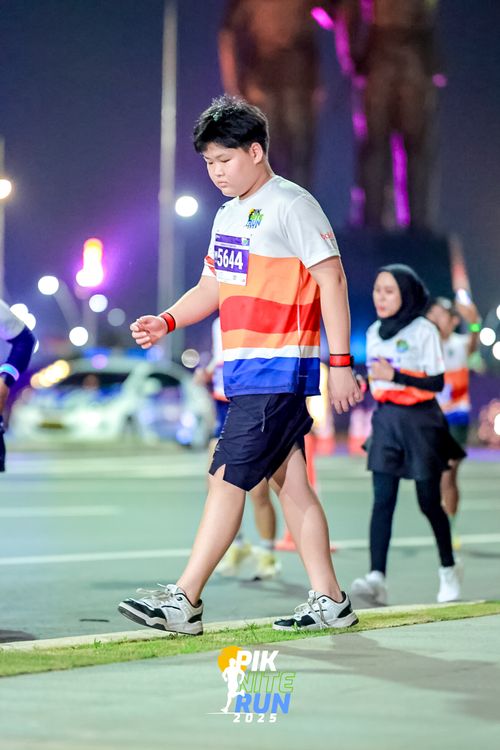 Race photo from PIK NITE RUN 2025