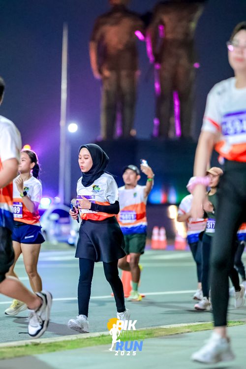 Race photo from PIK NITE RUN 2025