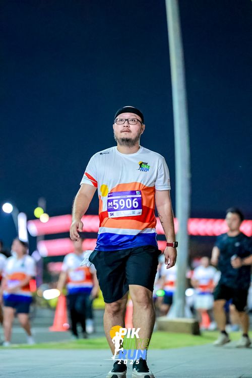Race photo from PIK NITE RUN 2025