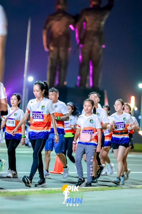 Race photo from PIK NITE RUN 2025