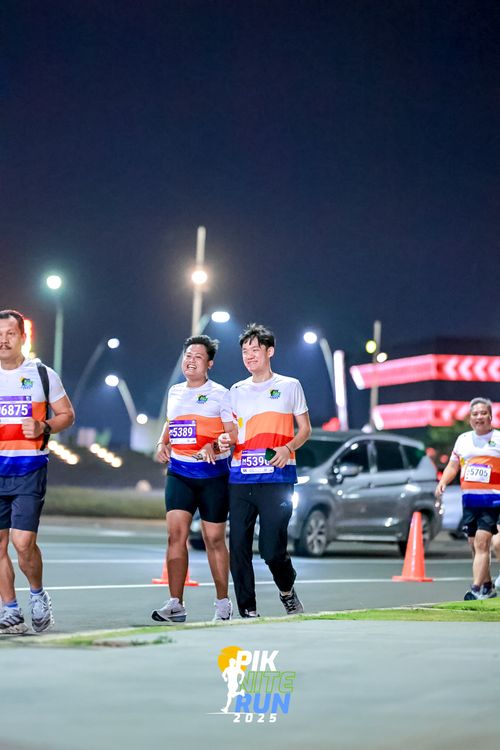 Race photo from PIK NITE RUN 2025