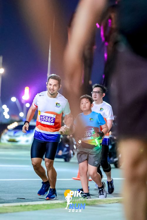 Race photo from PIK NITE RUN 2025