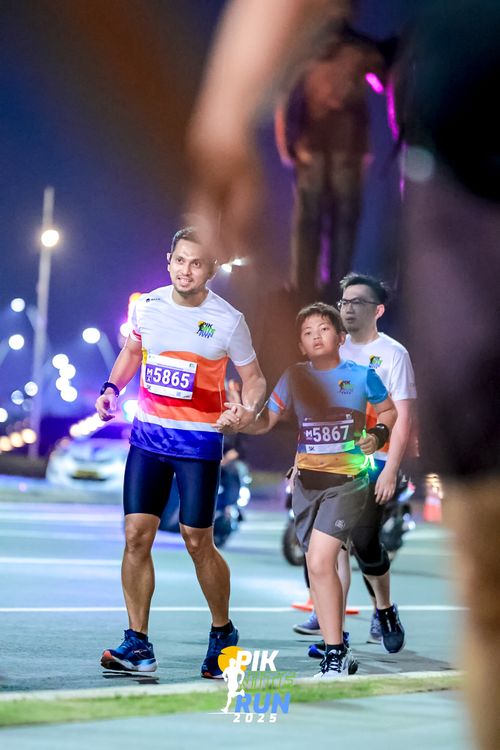 Race photo from PIK NITE RUN 2025