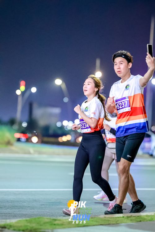 Race photo from PIK NITE RUN 2025