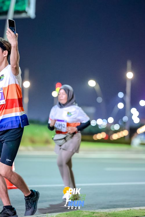 Race photo from PIK NITE RUN 2025