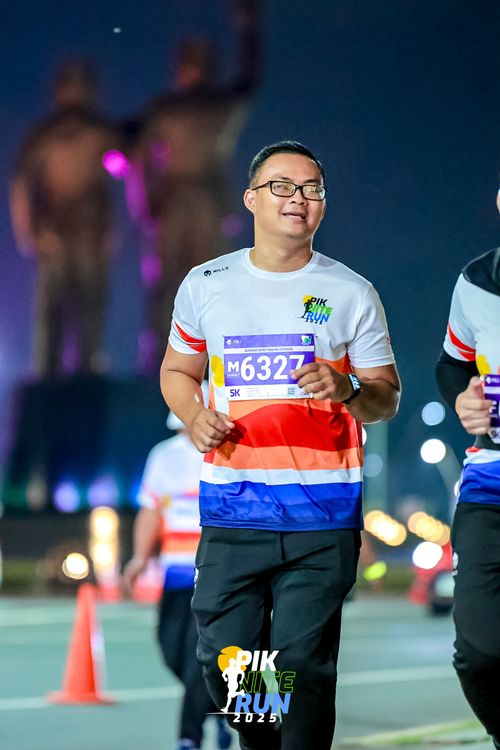 Race photo from PIK NITE RUN 2025