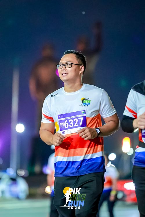 Race photo from PIK NITE RUN 2025