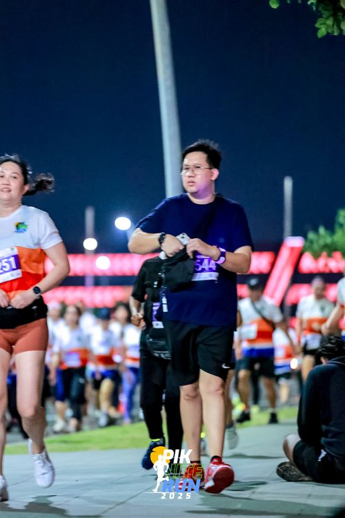 Race photo from PIK NITE RUN 2025