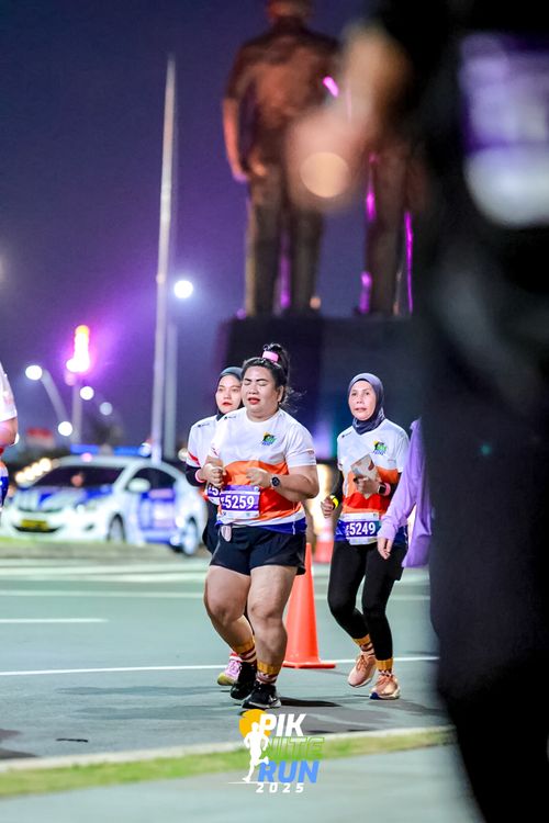 Race photo from PIK NITE RUN 2025